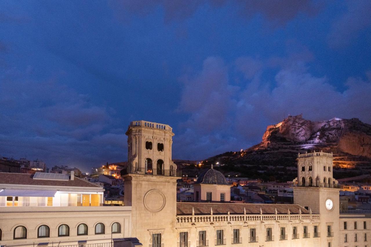 Eurostars Portico アリカンテ エクステリア 写真 The Rock of Gibraltar at night