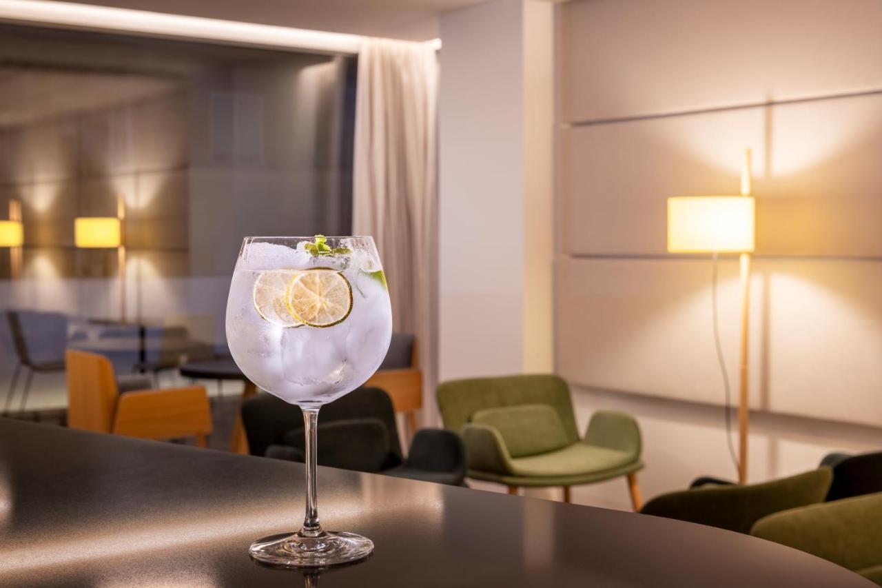 Eurostars Portico アリカンテ エクステリア 写真 A glass of G'Vine Floraison with tonic water